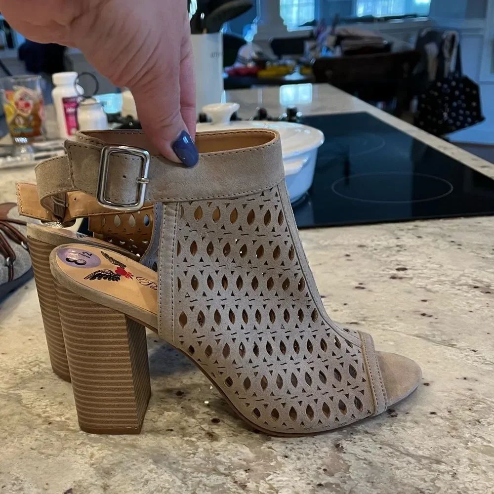 Penny Loves Kenny Tan Open Toe Perforated Stacked Heel Sandals sz 8-1/2 NWT